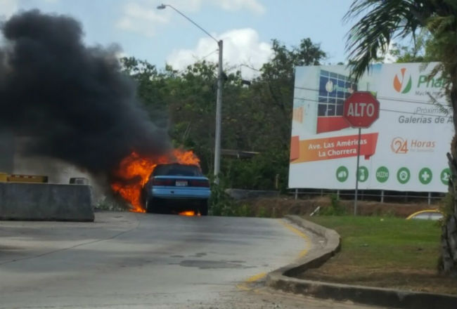 Equipo pesado se prende en la Autopista Arraiján La Chorrera Día a Día