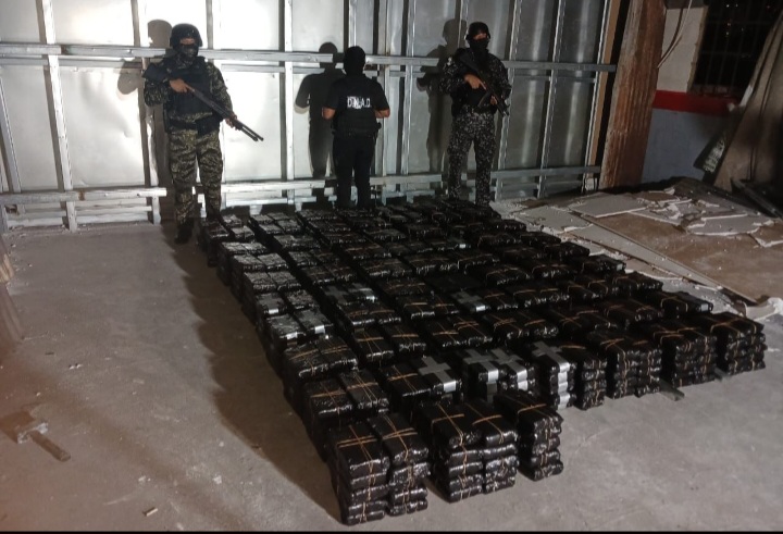 Incautan más de 700 paquetes con droga que estaban ocultos en una pared falsa 