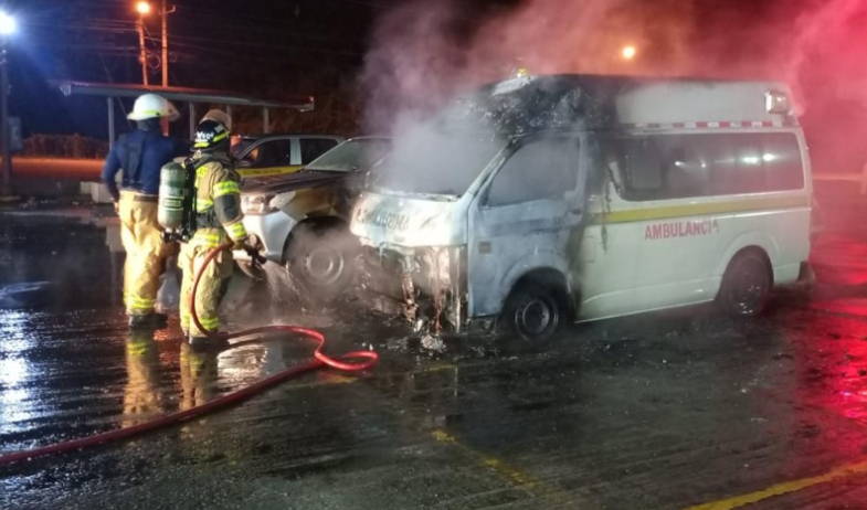 Autoridades investigan origen del incendio de ambulancia en  Bocas del Toro 