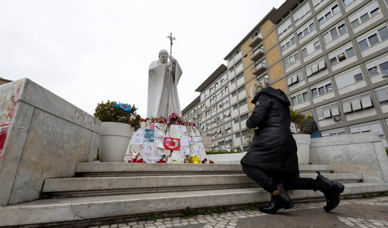 La radiografía de tórax del papa confirma su mejoría tras 27 días hospitalizado 