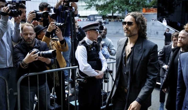 El actor Russell Brand se declara 'no culpable' de cinco delitos de violencia sexual 