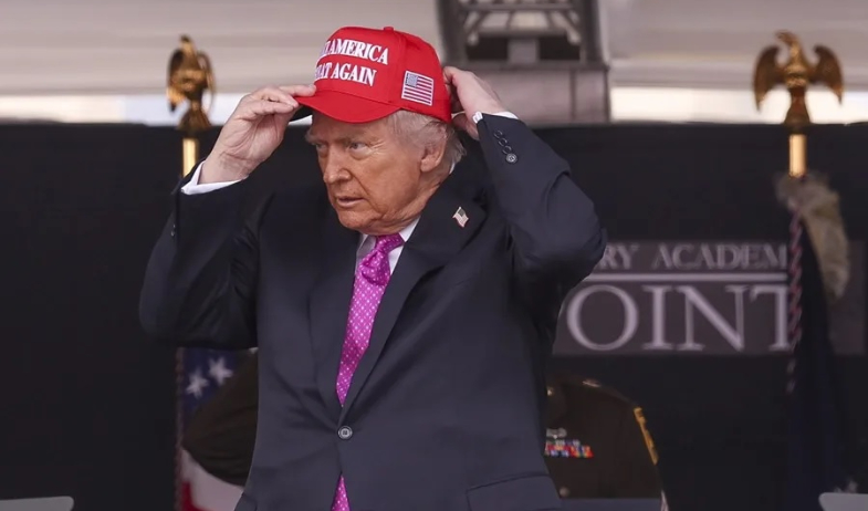 Trump dice que 'ojalá' los tribunales le permitan continuar con las expulsiones de migrantes 