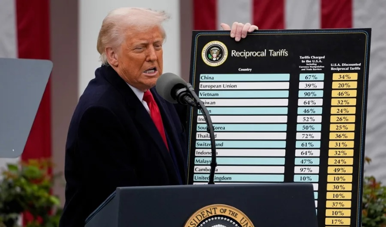 Una corte federal de EE.UU. bloquea la política arancelaria de Trump por excederse en sus poderes 