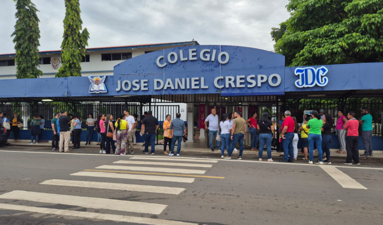 Padres de familia del colegio José Daniel Crespo exigen retorno a las clases  