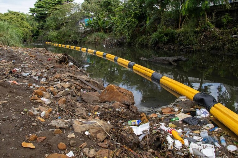 nician instalación de barrera flotante en el río Río Abajo para frenar desechos 
