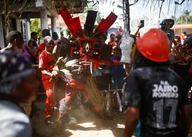  Personas participan en el 'Bautizo de los Diablos' este miércoles, en el pueblo costero de Nombre de Dios provincia de Colón (Panamá). EFE/ Bienvenido Velasco 