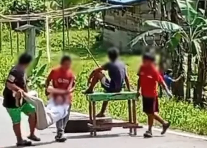  Policía Nacional rescata a turista retenida durante manifestaciones en alto del guabo, bocas del toro  