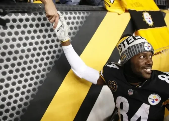  Fotografía de archivo del jugador de la NFL Antonio Brown, durante su etapa en los Pittsburgh Steelers en 2017, requerido por las autoridades en un caso de intento de asesinato con arma de fuego. EFE/Jared Wickerham 