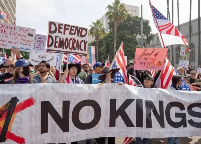  Manifestantes sostienen pancartas durante una protesta del “No Kings Day” en Los Ángeles, California, Estados Unidos. EFE/EPA/Kyle Grillot 