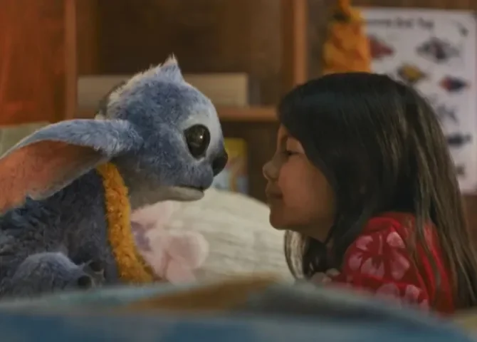  Fotograma en el que aparecen el personaje de ficción Stitch (i) y la joven actriz Maia Kealoha (d) como Lilo en la película de acción real de Disney, Lilo &amp; Stitch. EFE/ Disney 