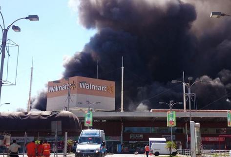 Incendio destruye parcialmente un centro comercial de San Salvador | Día a  Día