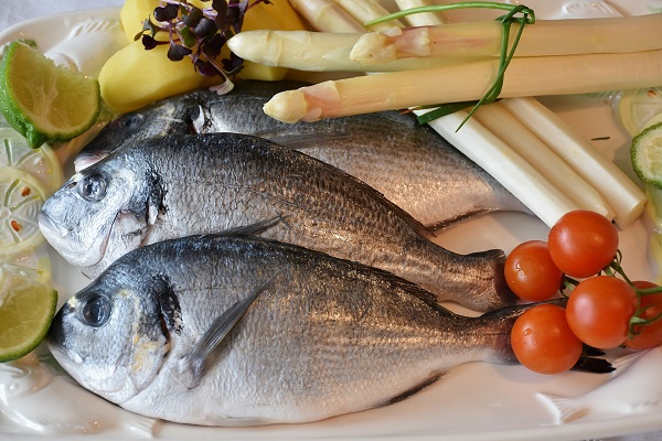 Las proteínas, vitaminas y minerales presentes en el pescado contribuyen a una menor pesadez, 