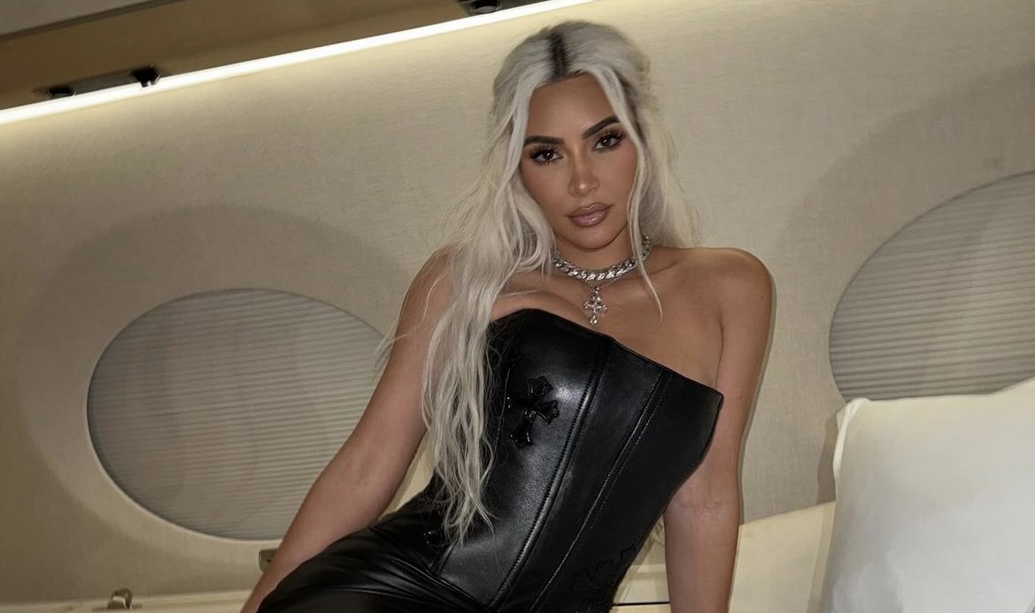 ¡Millonaria demanda! Acusan a Kim Kardashian de promocionar imitaciones de muebles de un reconocido artista 