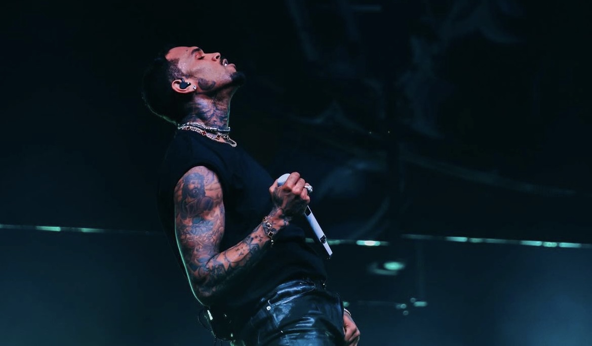 Chris Brown sufre emergencia durante concierto y queda colgando en el aire 