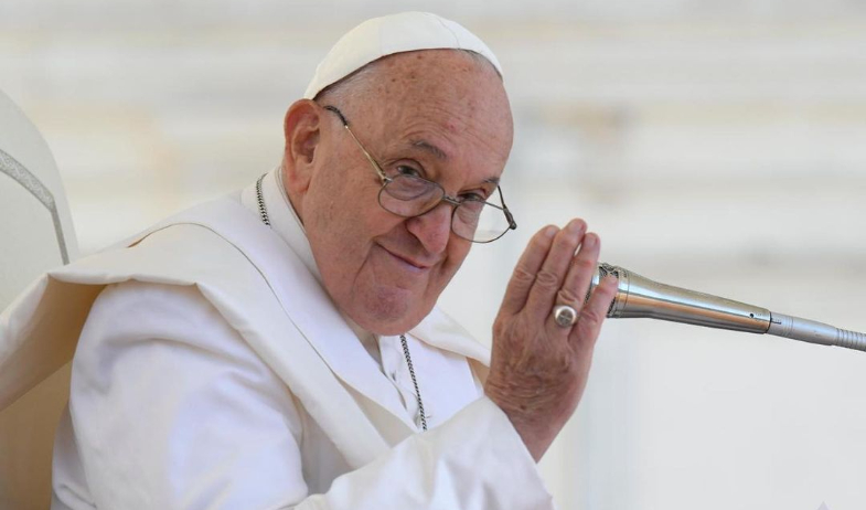 ¡Risas en el Vaticano! El papa Francisco acoge a comediantes internacionales 
