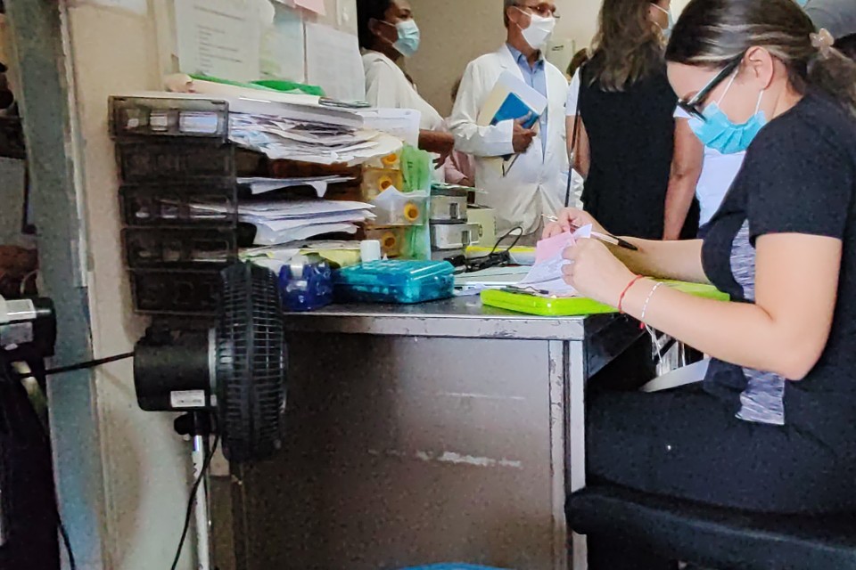 Personal de salud compró abanicos para soportar el calor en el Hospital Regional Nicolás A. Solano 