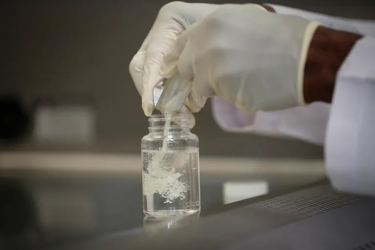 Identifican microplásticos en semen humano: hasta ocho polímeros distintos 