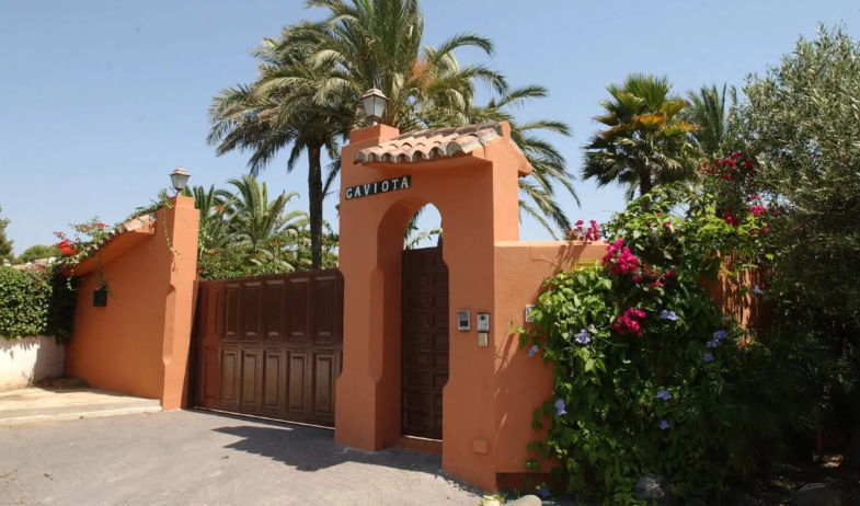 Después de años de batallas legales, Antonio Banderas decide derribar su residencia en Marbella. 