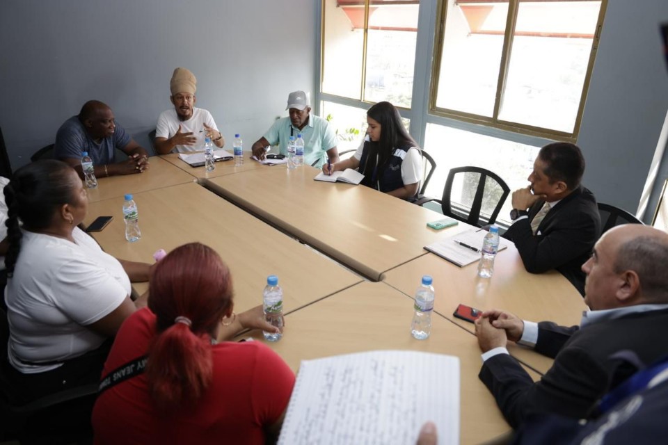 Autoridades de la Alcaldía de Panamá se reúnen con buhoneros para formalizar sus negocios 