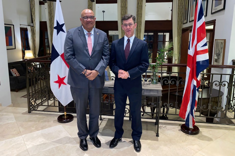 Embajada del Reino Unido e Irlanda del Norte en Panamá y el director de la UAF unen esfuerzos 