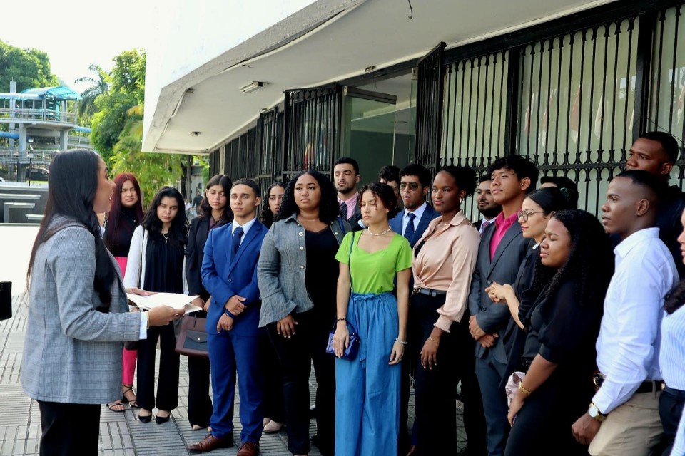 Presentan anteproyecto de ley que integra a jóvenes profesionales en el mercado laboral 