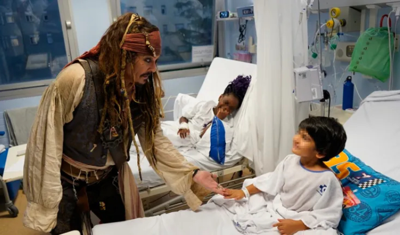 Johnny Depp lleva la magia de Jack Sparrow a a niños hospitalizados 