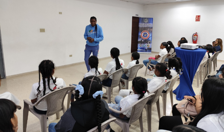 ¡Una visita de lujo! Campeona olímpica Atheyna Bylon atiende a niñas y adolescentes de Colón 