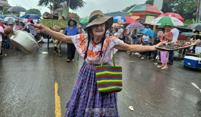 ¡Ni el agua los detuvo! Miles de personas participan del desfile de la Mejorana en Guararé  