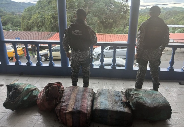 Encuentran nueve sacos con presuntos paquetes de droga en Las Cumbres 