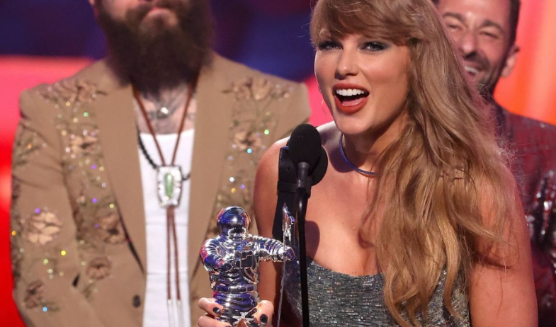 Taylor Swift conquista los MTV VMA con siete premios y agradece a su novio por hacerla feliz 