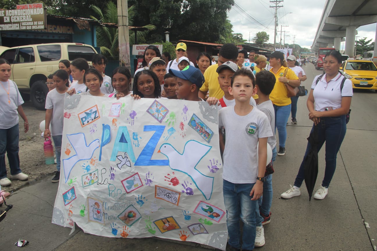 ¡Levantaron su voz! Centros educativos de Panamá Este marchan por la paz 