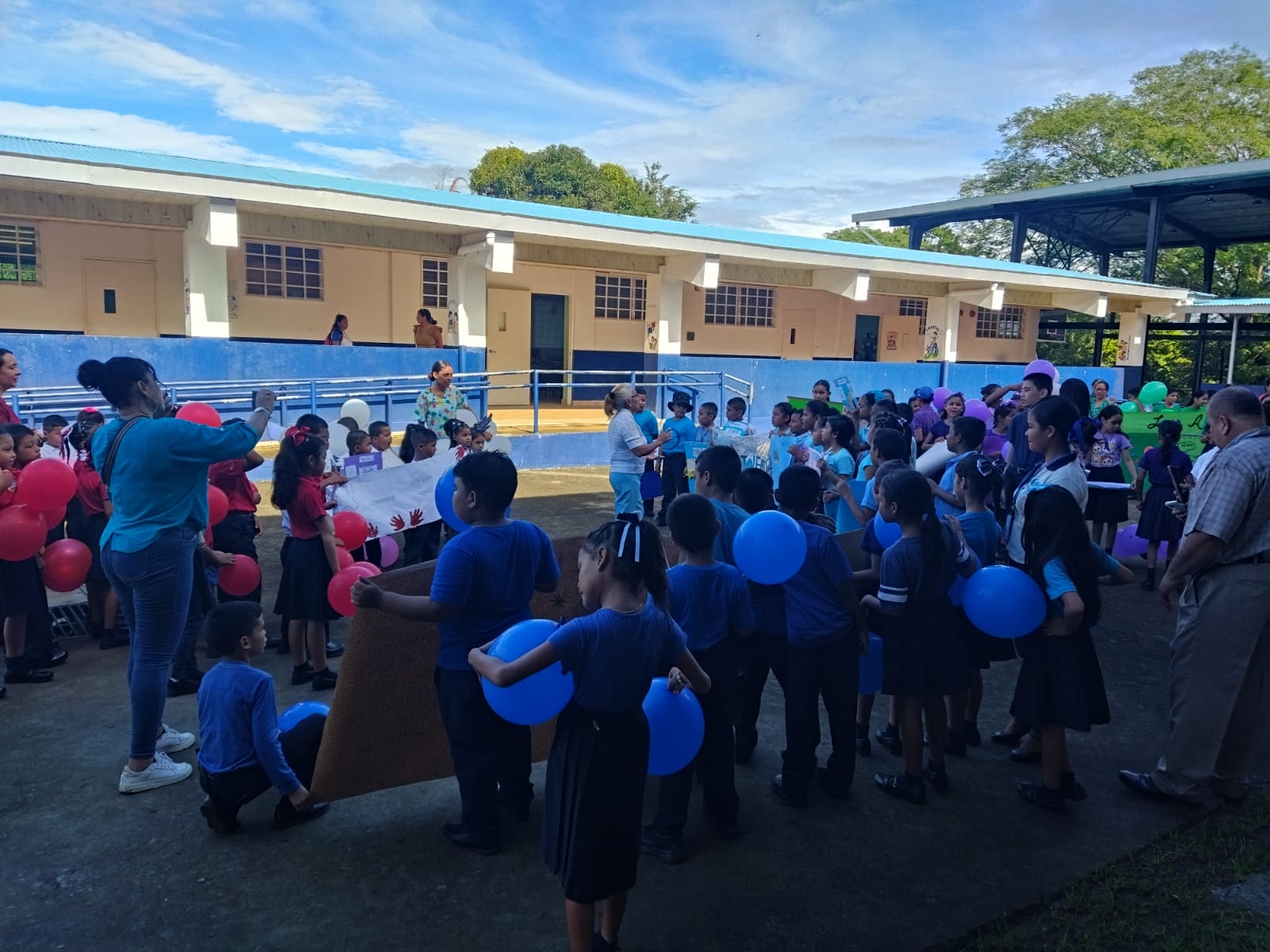 Alumnos de la escuela Simeón Valderrama Fernández promueven los valores en Churubé 