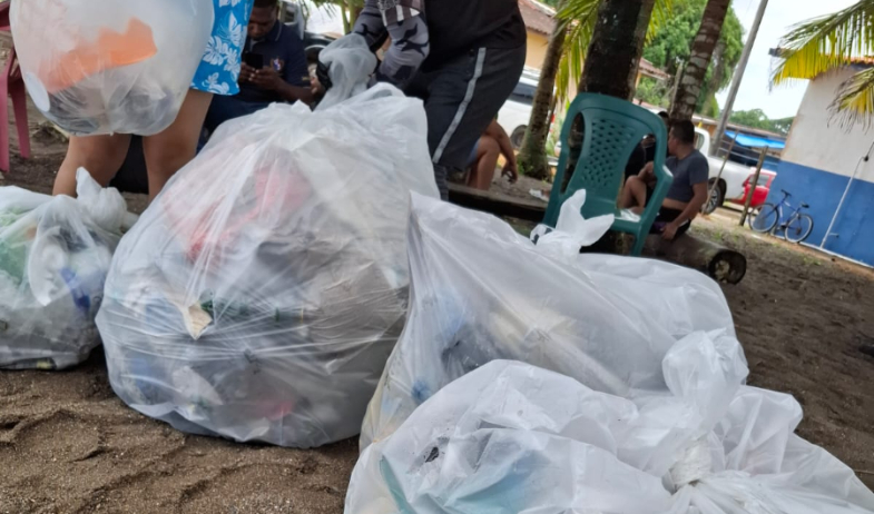 Recogen más de mil libras de basura en playa Nombre de Dios  