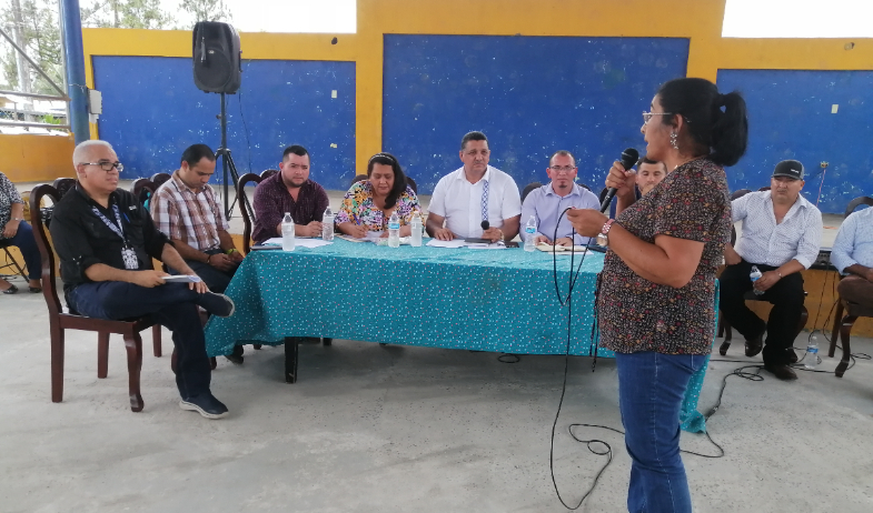 Autoridades y moradores de Las Minas exigen mejoras en atención médica y servicios de salud  