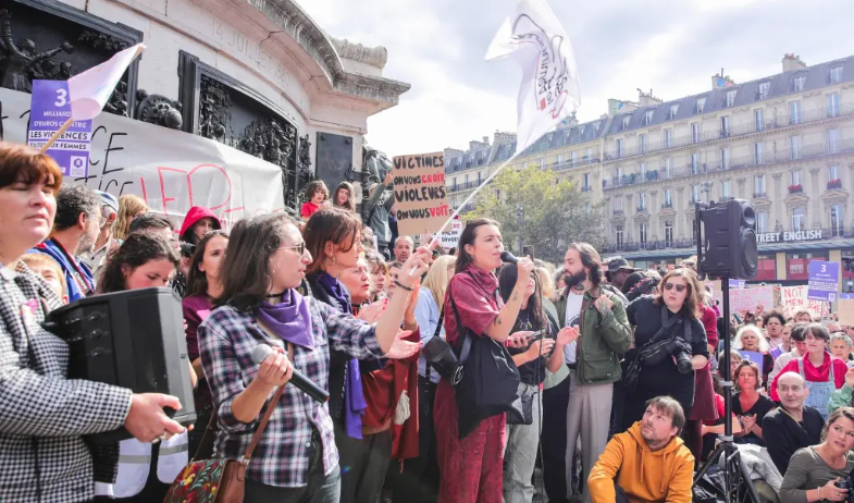 Manifestación en París en apoyo a Pelicot, la mujer abusada por decenas de hombres 