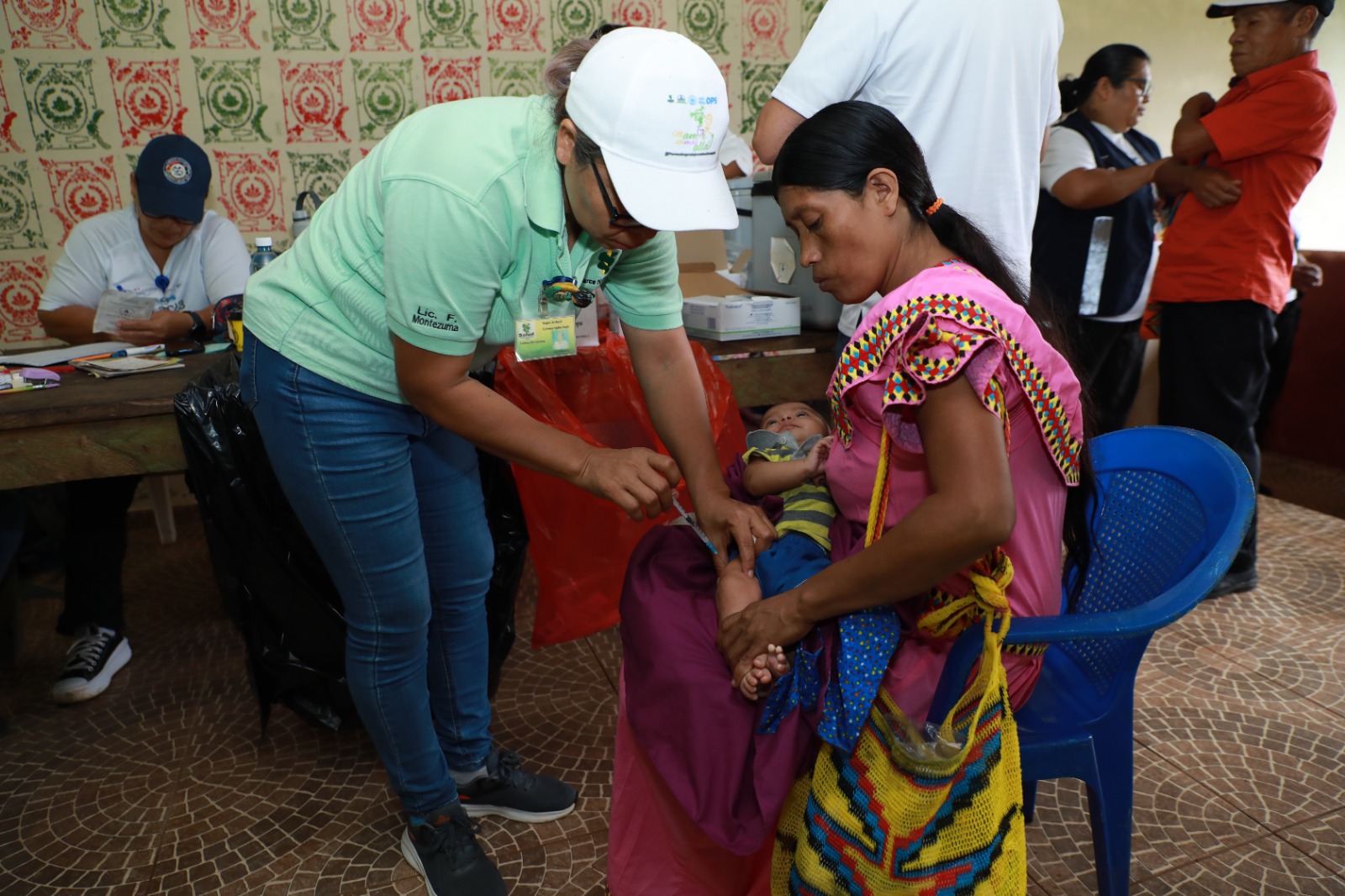 Vacunas que salvan vida, la primera inmunización del pequeño Keneth Rodríguez en la Comarca Ngäbe-Buglé 