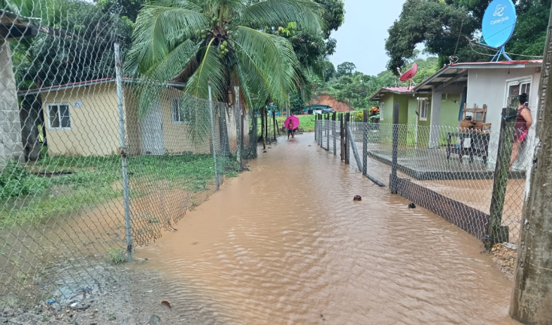 Desborde de río Nombre de Dios deja a 20 familias afectadas por inundaciones 