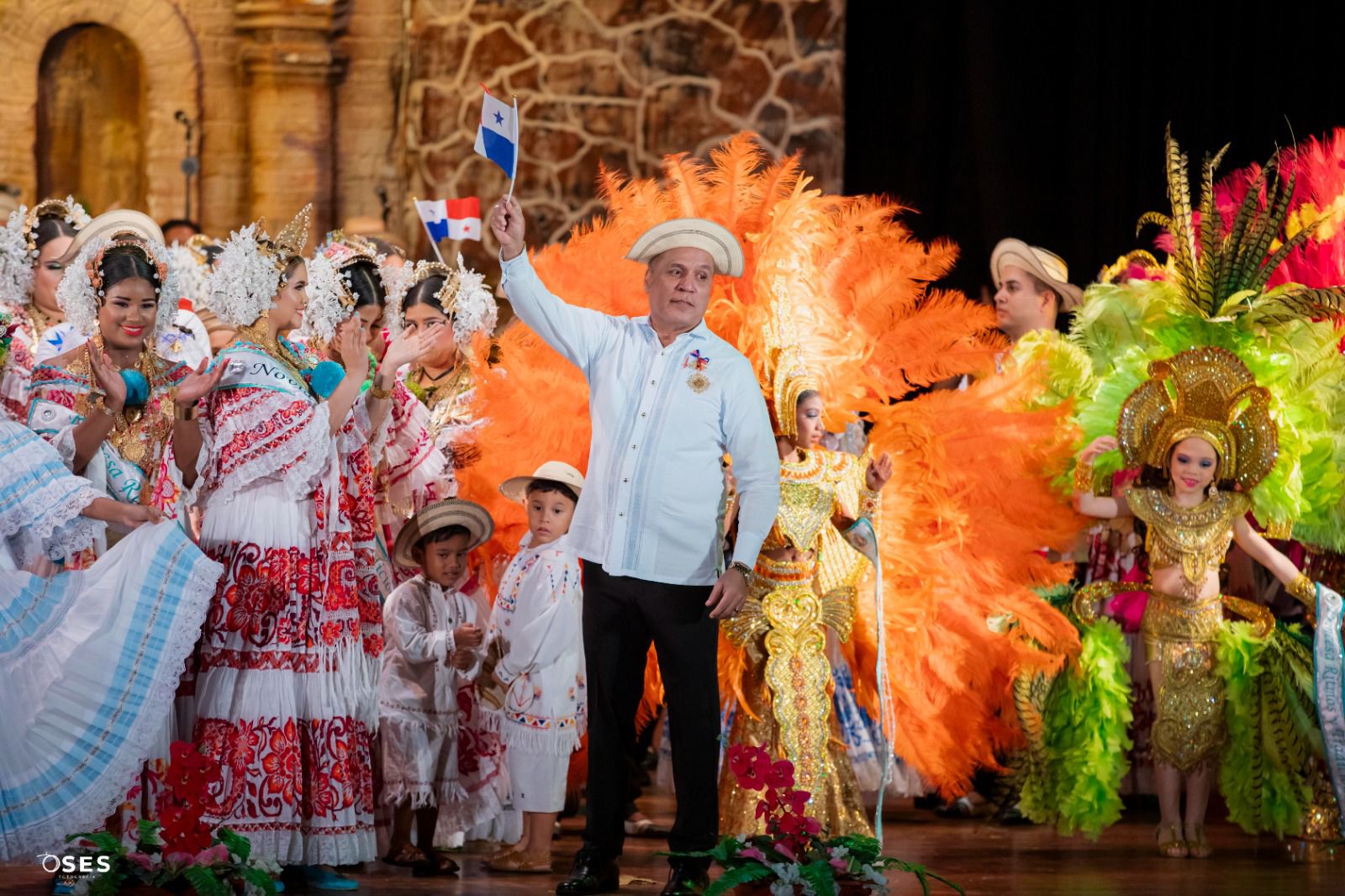 Mi resplandeciente Panamá... El espectáculo preparado por R y T en su aniversario 39 