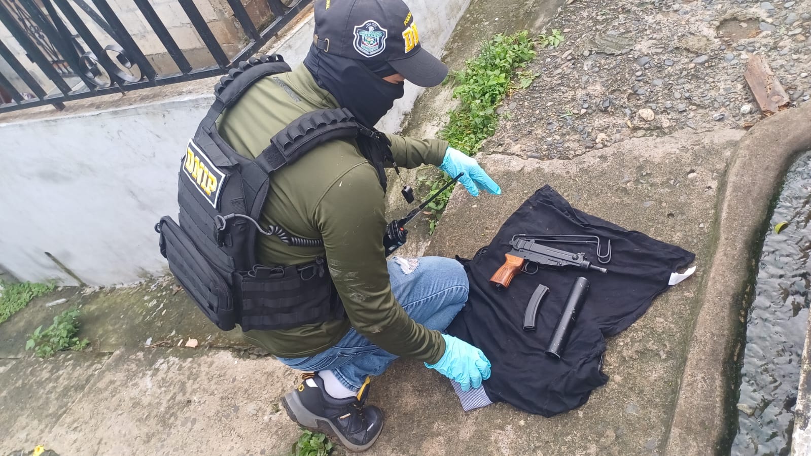 Dan con el hallazgo de una subametralladora escondida en el alcantarillado de la barriada 9 de Enero 