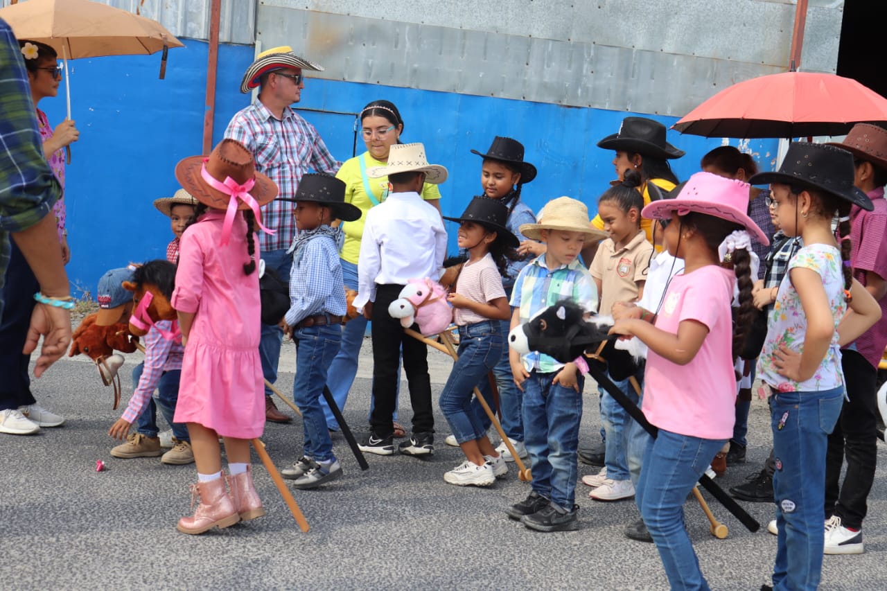 Vaqueros salieron a las calles de la 24 de Diciembre; celebrarán la Semana del Campesino por todo lo alto 