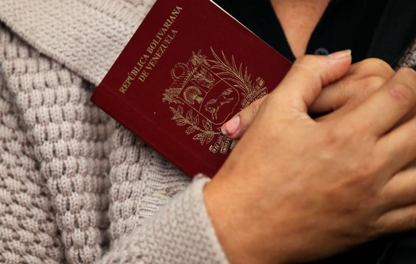 Servicio Nacional de Migración oficializa que venezolanos puedan usar pasaportes vencidos para trámites 