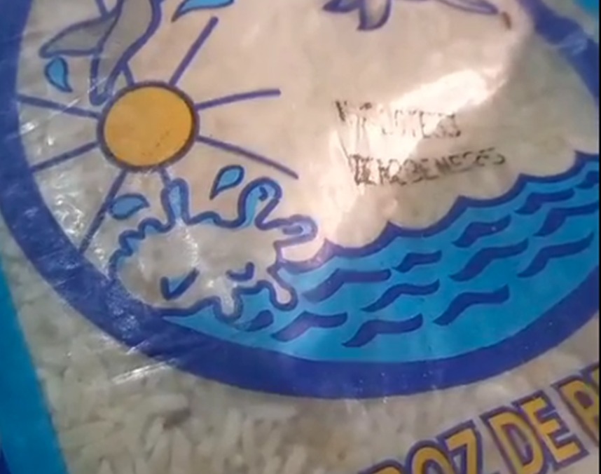 ¡Ojo con lo que compra! Acodeco retira bolsas de arroz con gorgojos en Chiriquí Grande 