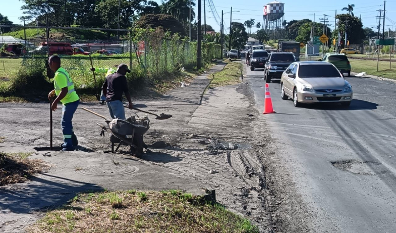 Limpian tragantes pluviales en la vía Bolívar en Colón 