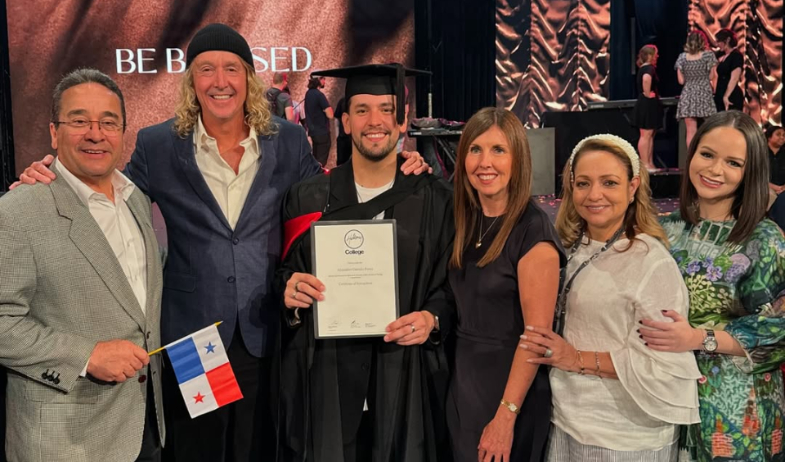 Alejo celebra su licenciatura en Teología en Hillsong College Australia 