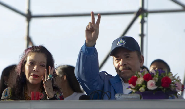  Daniel Ortega amplía el mandato presidencial a seis años e introduce la copresidencia en Nicaragua 