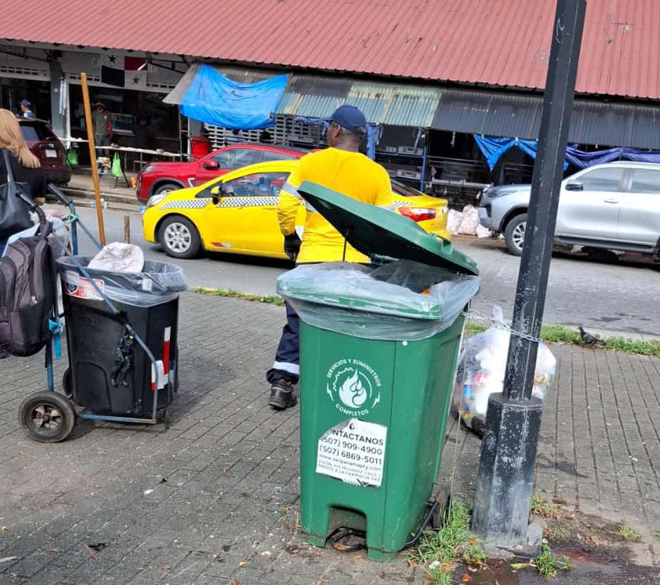 Trabajadores de aseo de Colón piden que la comunidad deposite la basura en los tinacos 