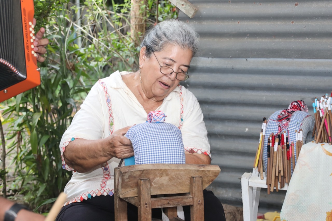 Ernestina Mendoza, la artesana santeña beneficiaria de los120 a los 65 que en su lucha contra el cáncer preservó las tradiciones de su pueblo 