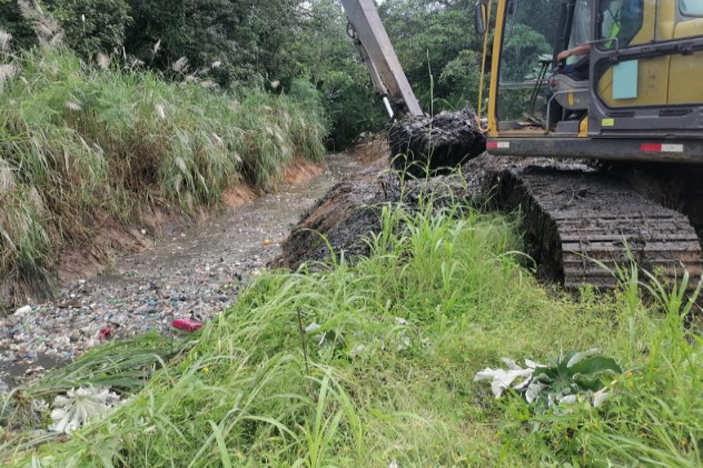 Limpian cauce de río en Puerto Pilón para prevenir inundaciones; residentes deben cooperar más 