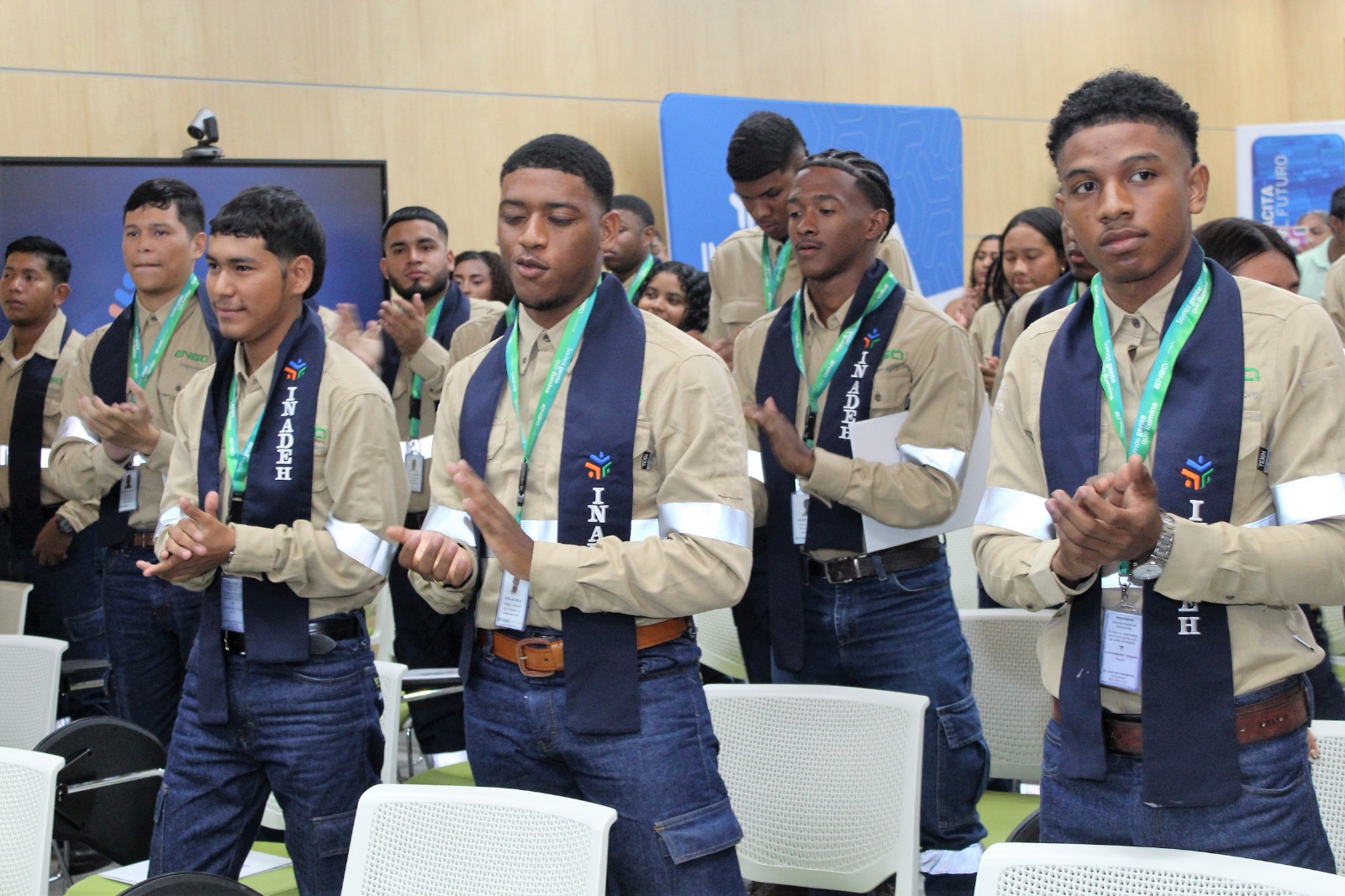 Jóvenes colonense se capacitan en carreras técnicas en áreas eléctricas 