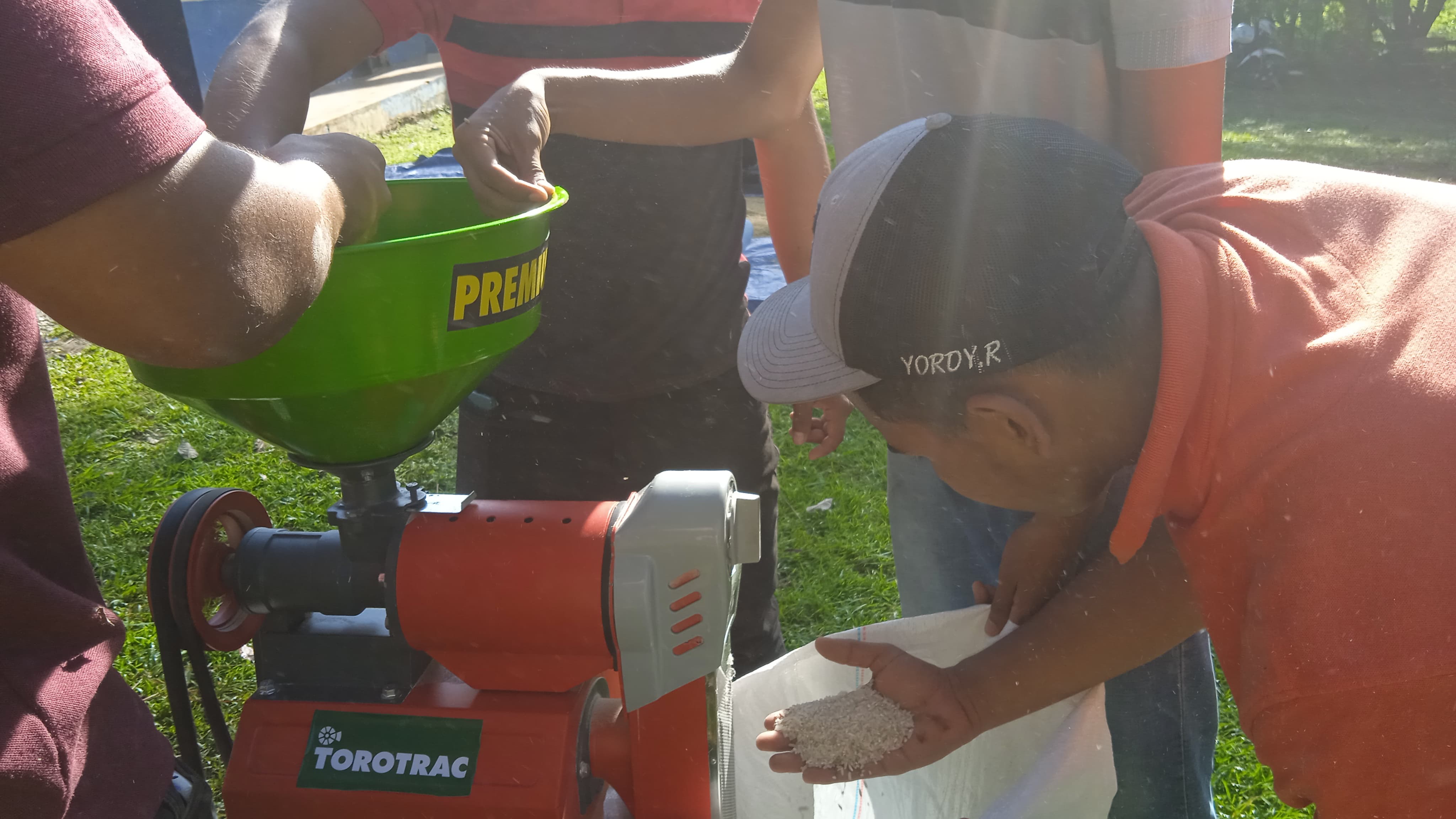 ¡Bien faja'os! Estudiantes del IPT de Capira se destacan pilando arroz 